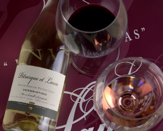 Vin blanc Pétrarque et Laure Vin blanc Pétrarque et Laure et deux verres